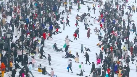 雪后武汉变身巨型滑雪场