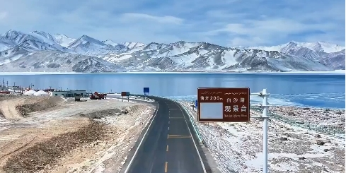 新疆白沙湖一边水一边冰