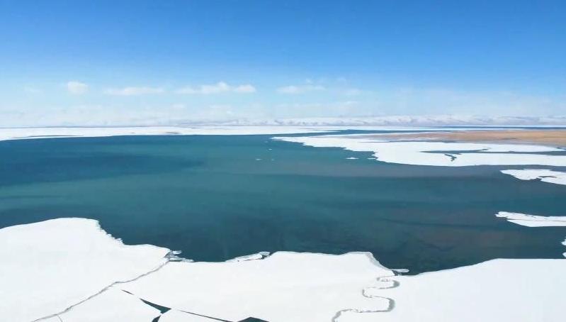 青海湖冰层融化迎开湖季