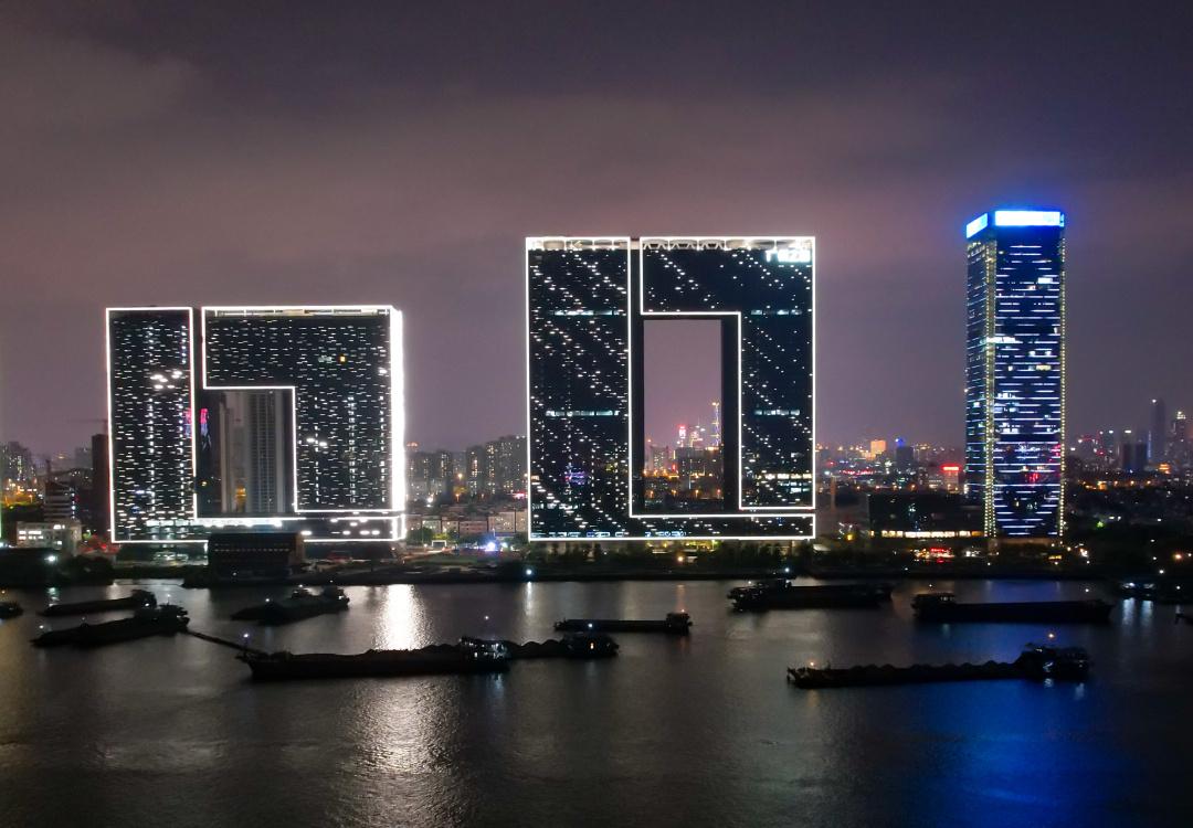 ​大湾区新地标广州之窗亮灯：一江珠水映画中，满窗风光望羊城