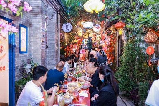 多图｜泮塘古村里的百米长桌宴，氛围感拉满