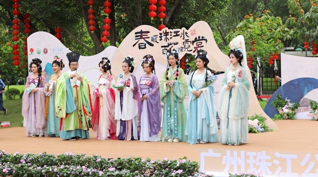 广州花朝节开幕，城央绿地上演百人汉服花阵巡游