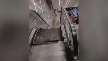 广州东站连接商场扶梯出现故障 系行李箱轮卡所致