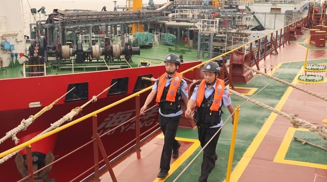 “一站式”通关！黄埔边检保障今年首艘外轮在锚地办理保税LNG加注业务