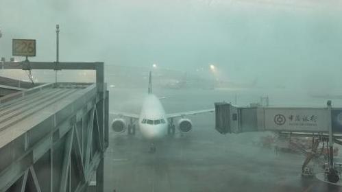 暴雨袭穗！白云机场启动航班大面积延误蓝色响应