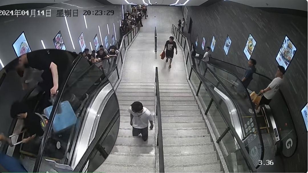 广州东站地下通道一扶梯围蔽修理？原因是……