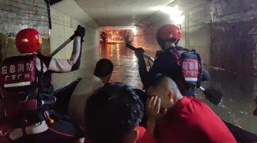 广州消防闻“汛”而动，营救疏散被困群众46人