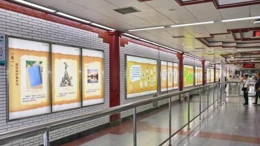 世界读书日，两大主题展亮相广州地铁一号线