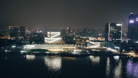 白鹅潭大湾区艺术中心正式亮灯