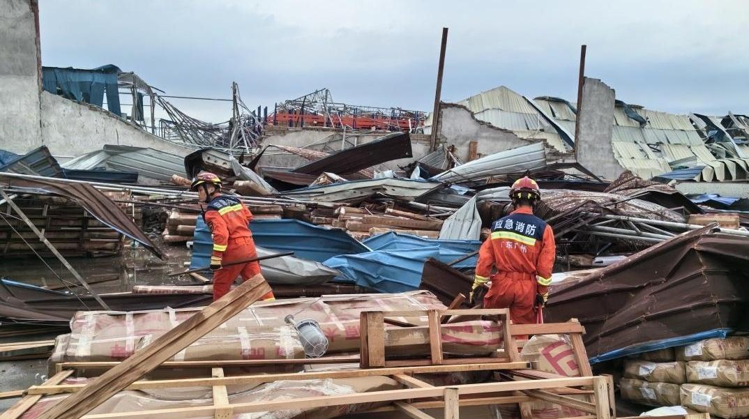 广州强龙卷风致多处厂房倒塌 消防全力营救被困群众