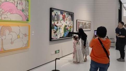 开馆首日，广东美术馆白鹅潭馆区迎大批“艺术迷”