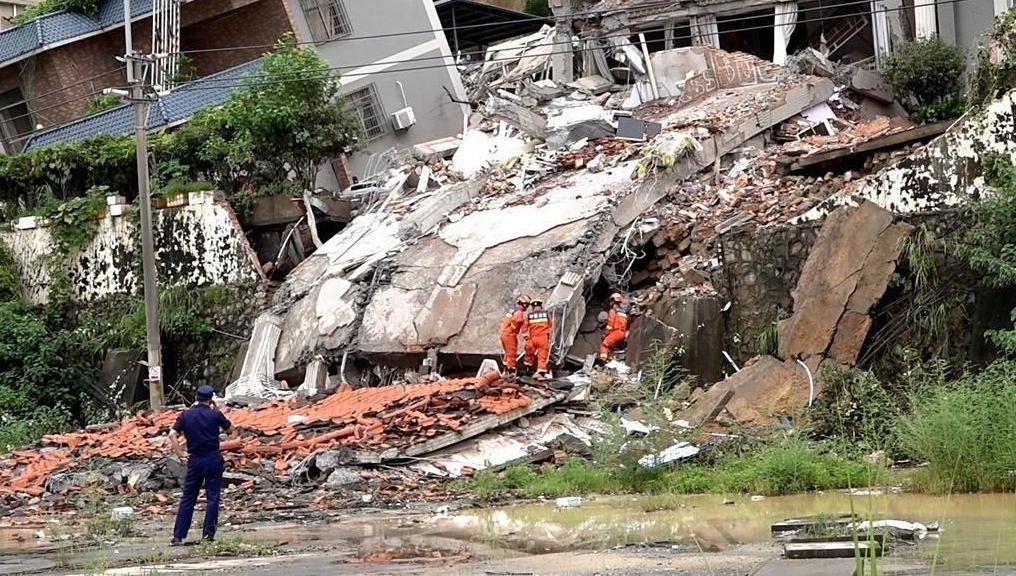 广州山体滑坡生死救援：7小时连救7人！网友：这才是《烈火英雄》