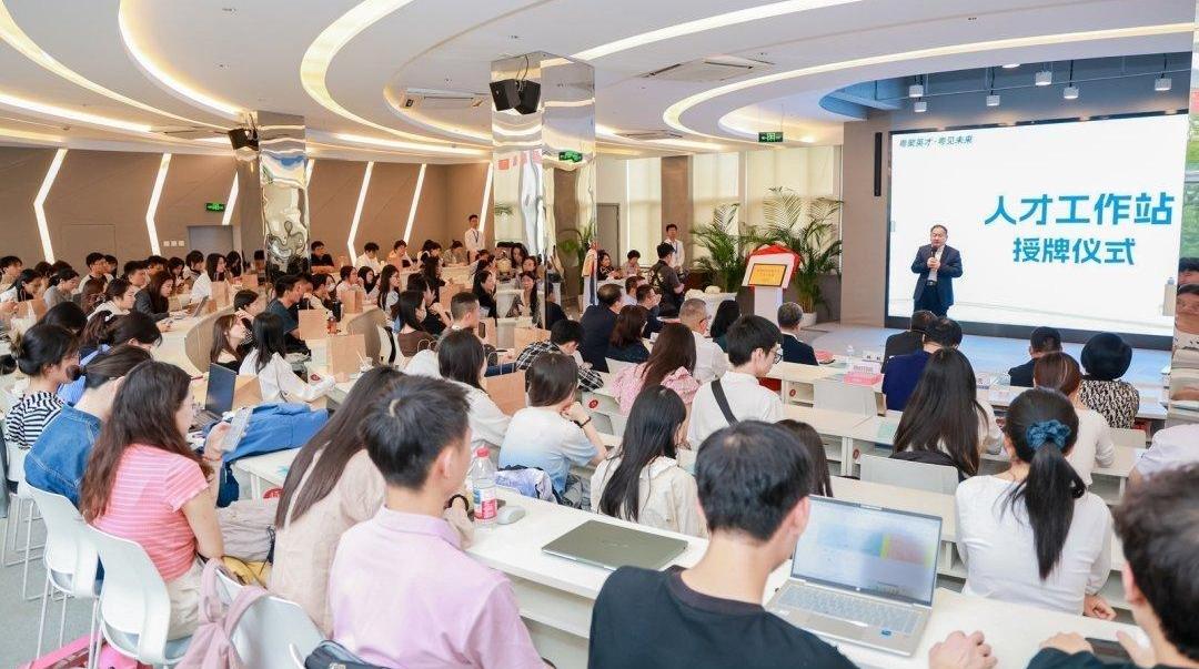 “百万英才汇南粤”2025年N城联动秋季招聘会对外经贸大学专场举行