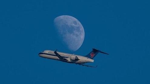 中秋夜南航300余条航线上超500班次“云端赏月”