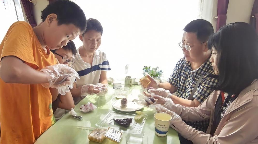 欢乐餐车里的中秋节！列车秒变“流动团圆驿站”