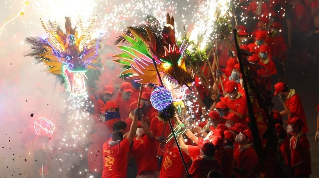 好墟撼！中秋夜白云区多地上演“火龙追月”