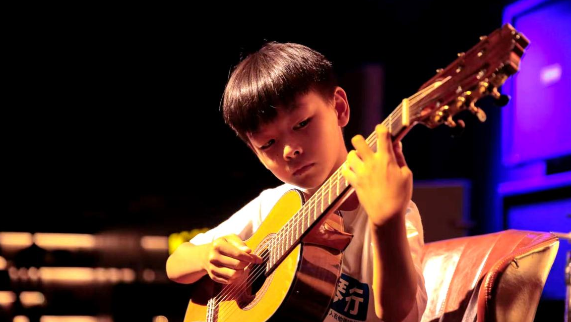 少年林信一携琴出征“星海湾乐杯”以指弹之韵对话音乐梦想