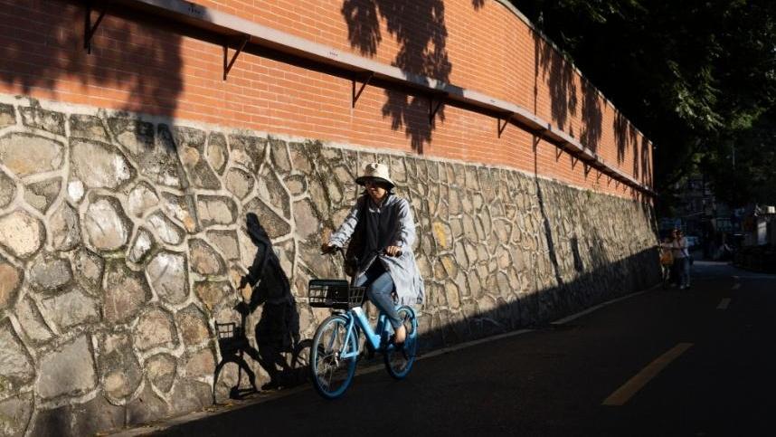 弱冷空气持续输出,早晚时分略显清凉