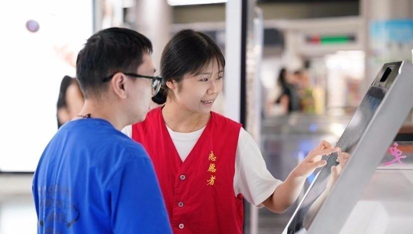全运会开幕式倒计时 “小海豚”志愿者亮相广州地铁