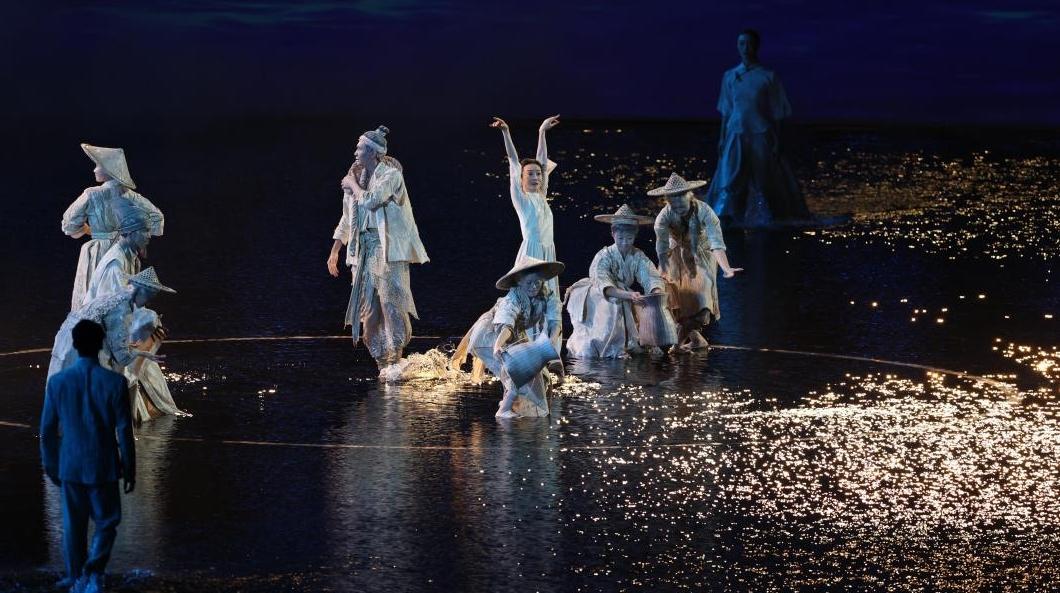 多亏有广州,“水舞台”的服装有了