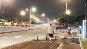 人行道恢复干净整洁