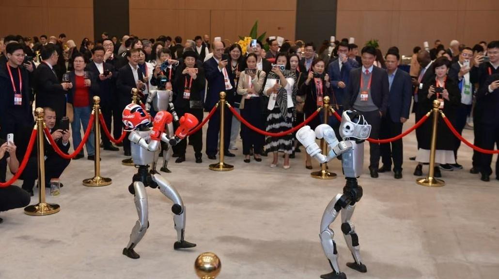 人形机器人“大展拳脚”,引嘉宾纷纷打卡“合照”