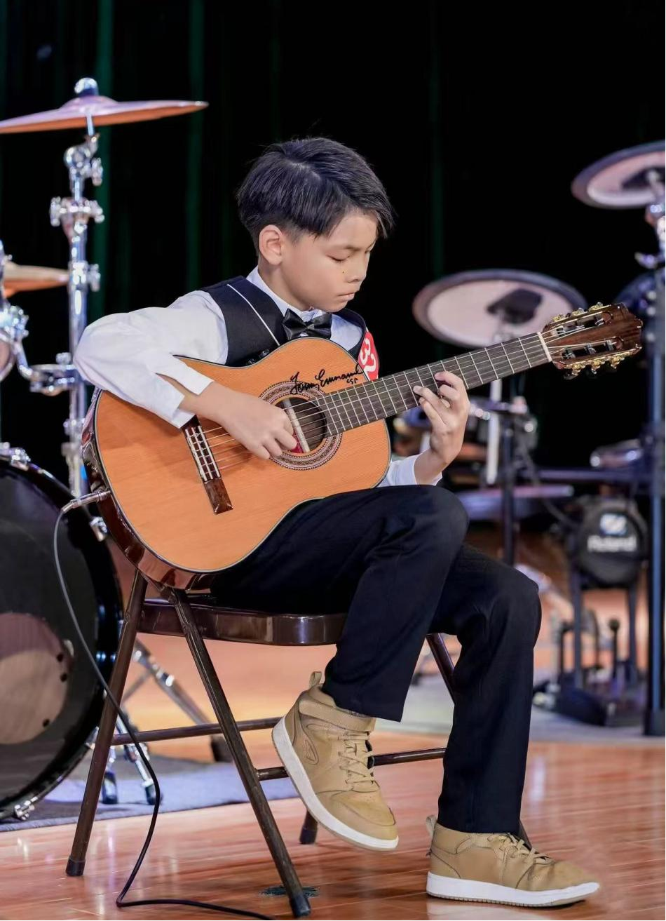 少年林信一携琴出征“星海湾乐杯”以指弹之韵对话音乐梦想