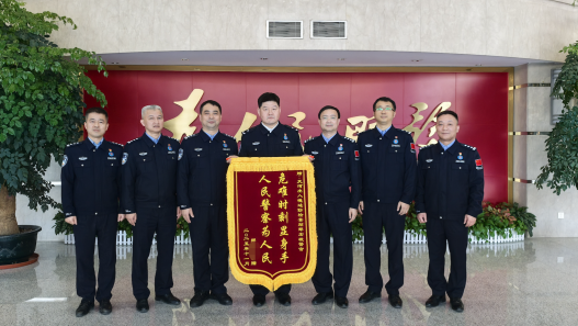 老人从6米高梯子坠落，休假民警冲上去徒手接住