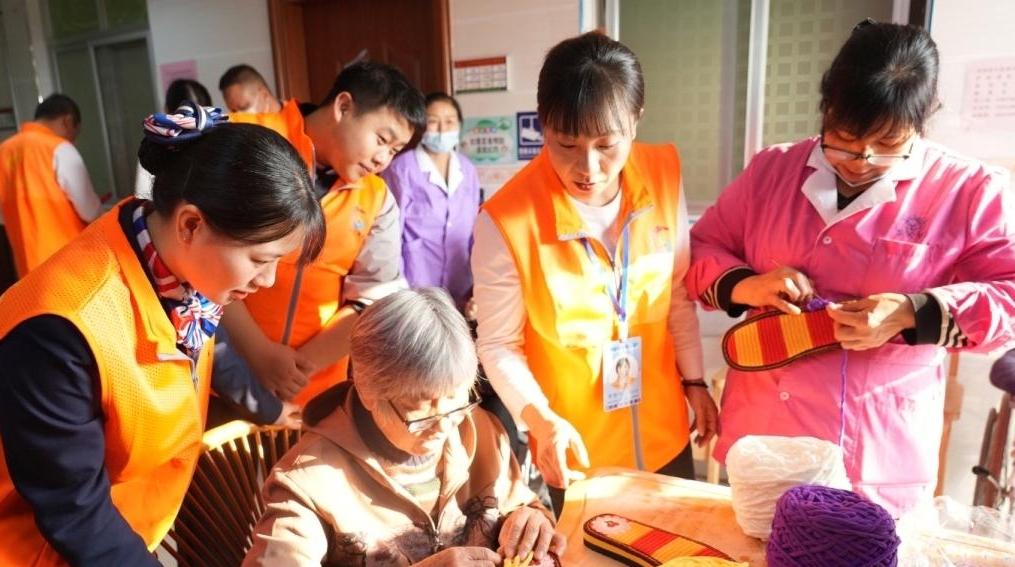 指尖传温情，这场助老志愿服务活动成为冬日暖阳下最幸福的牵挂