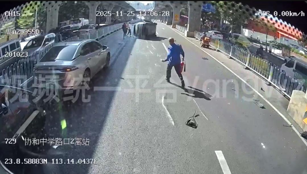 路遇车辆侧翻,公交车长挺身而出化险情