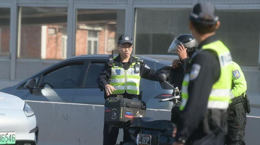 为“赶时间”骑电单车上内环？广州交警：严查