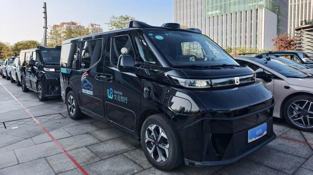 2025广州汽车巡游 多款自动驾驶车亮相秀