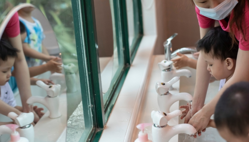 完善托育服务体现“投资于人”