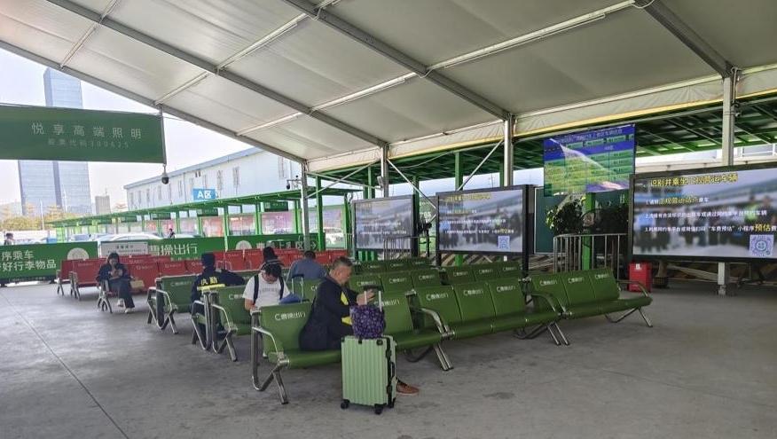 广州南站东广场网约车上客区启用智慧引导系统