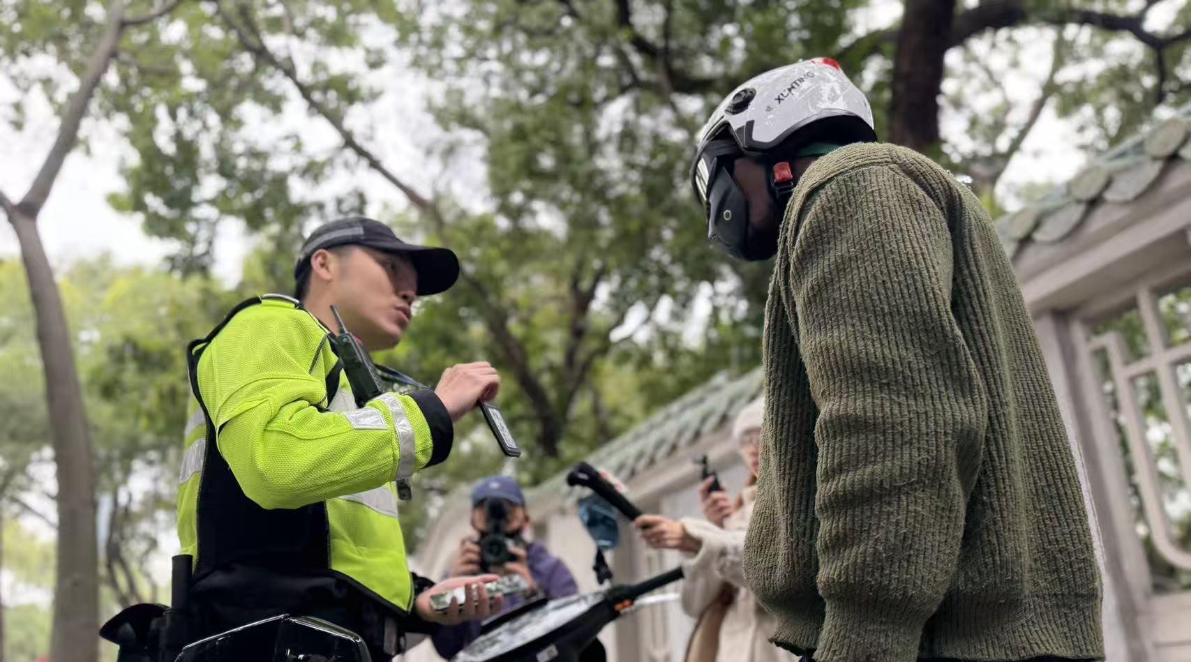 外籍人士违规骑行？广州交警：一视同仁