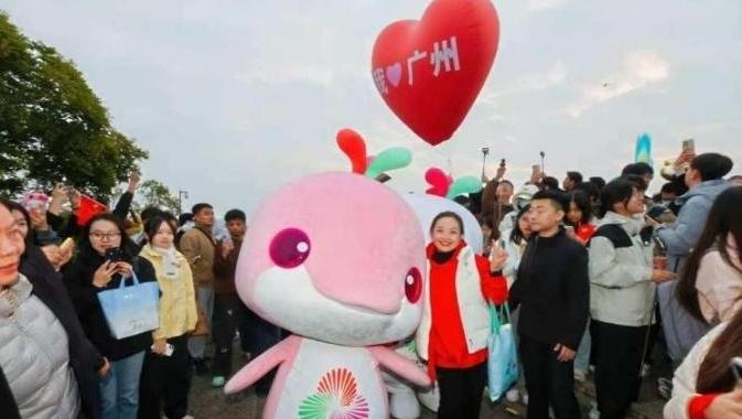 市民游客在白云山摩星岭共迎2026第一缕阳光