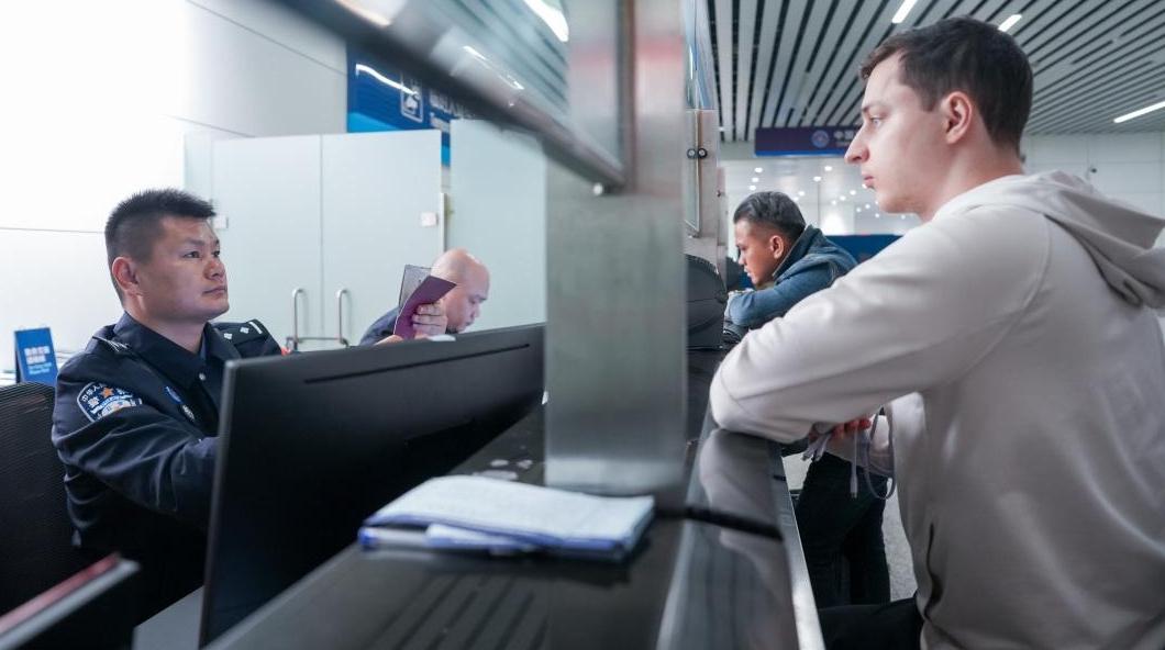 2025年白云边检站服务出入境人员超1750万人次