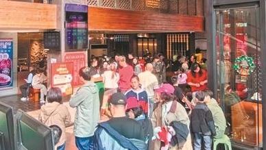 元旦假期广州餐饮消费热潮持续涌动 街头巷尾烟火升腾