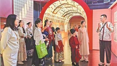 “猫进”图书馆 寻宝观展乐趣多