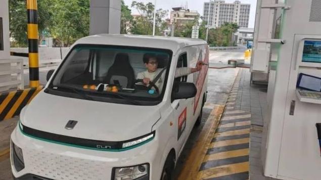 “智能机器人派卡，太超前了”！广州一收费站走红