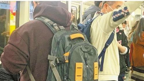 曝光台｜地铁里的双肩包有时会“占道”