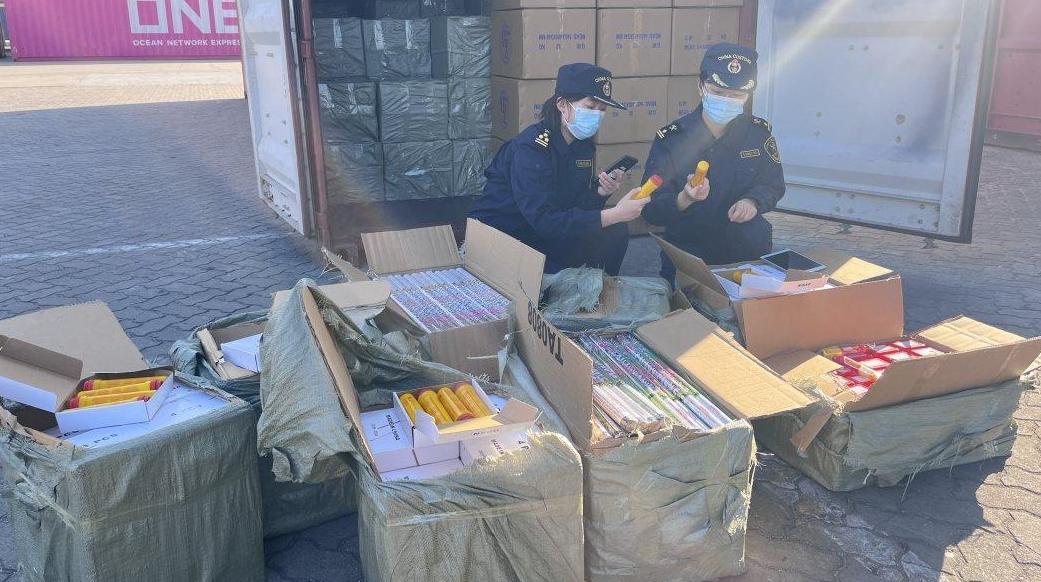 广州海关查获违规夹藏出口的烟花爆竹，重约25吨