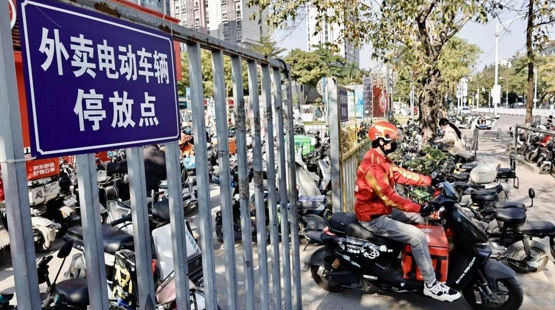 广州44个重点地铁站口焕新颜，市民出行“最后一公里”更舒心丨民生实事 广州交卷