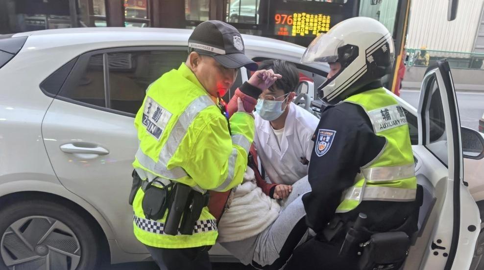 晚高峰司机哭腔求助，羊城铁骑“代驾+护送”紧急送医